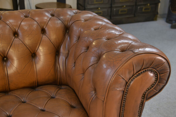 Canapé Chesterfield capitonné fauve