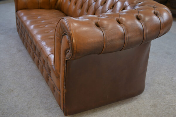 Canapé Chesterfield capitonné fauve