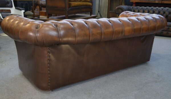 Canapé Chesterfield capitonné fauve