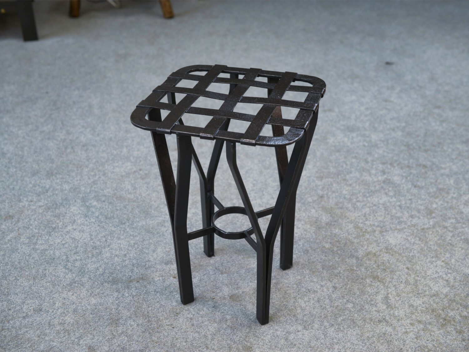 Tabouret fer forgé et métal tressé France 1950's
