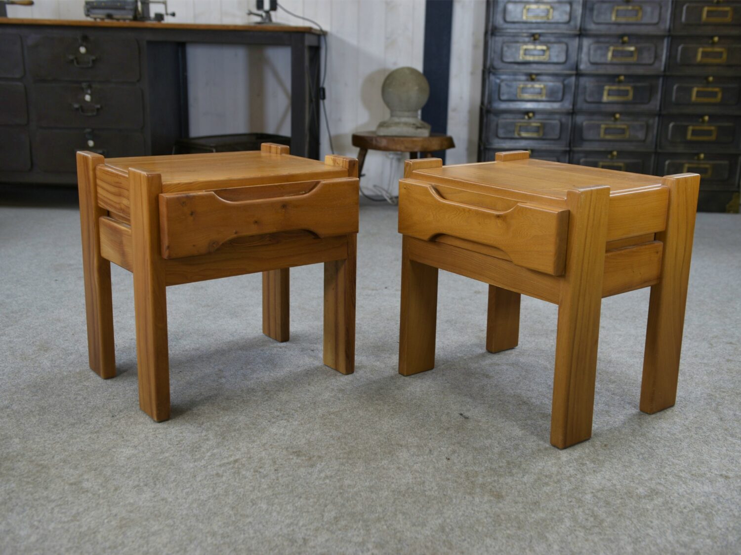 Paire de chevets en orme pour Maison REGAIN 1970's