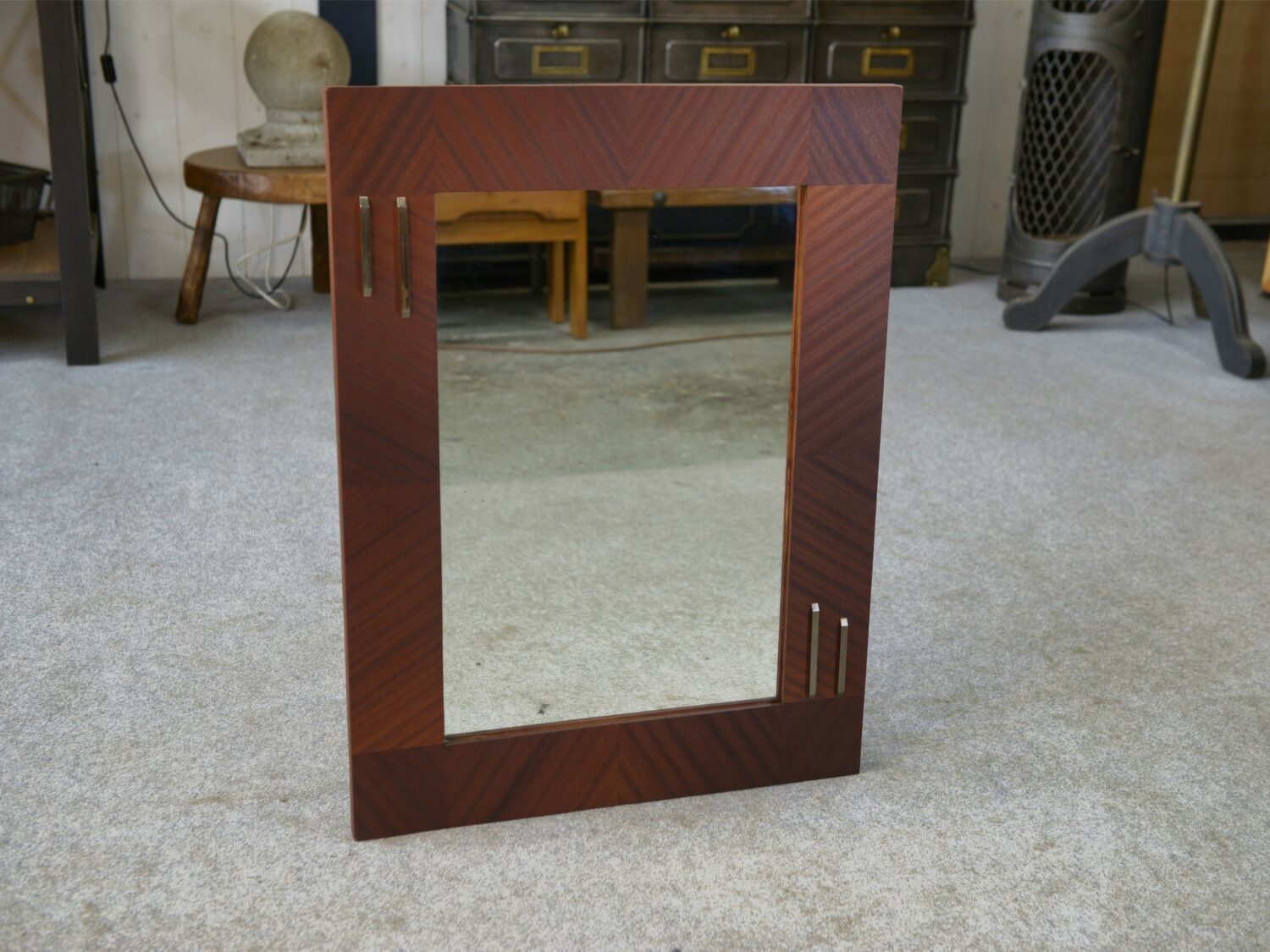 Miroir moderniste en placage d'acajou 1950's