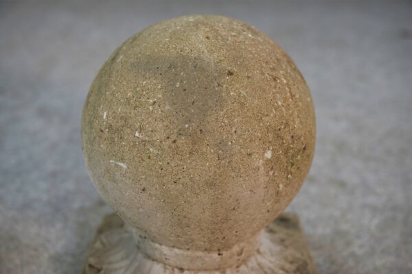 Paire de boules décoratives de jardin en pierre reconstituée France 1920's