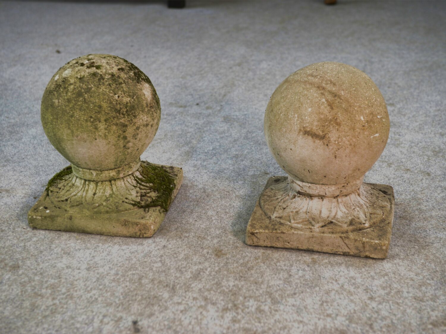 Paire de boules décoratives de jardin en pierre reconstituée France 1920's