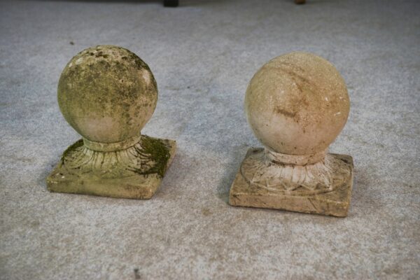 Paire de boules décoratives de jardin en pierre reconstituée France 1920's