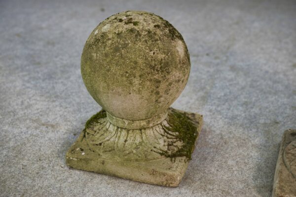 Paire de boules décoratives de jardin en pierre reconstituée France 1920's