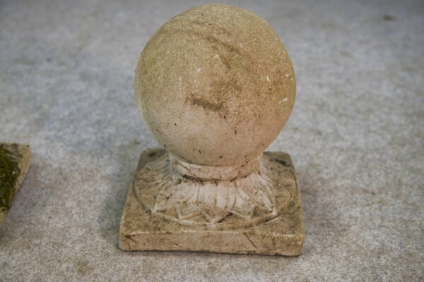 Paire de boules décoratives de jardin en pierre reconstituée France 1920's