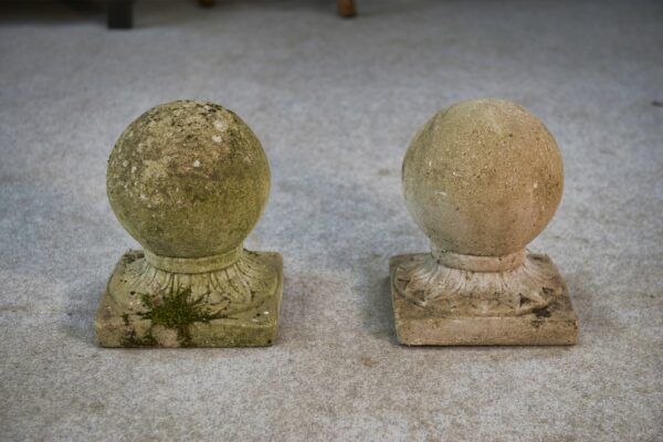 Paire de boules décoratives de jardin en pierre reconstituée France 1920's