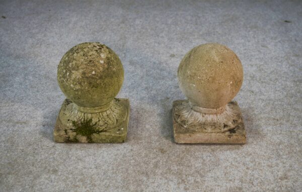 Paire de boules décoratives de jardin en pierre reconstituée France 1920's