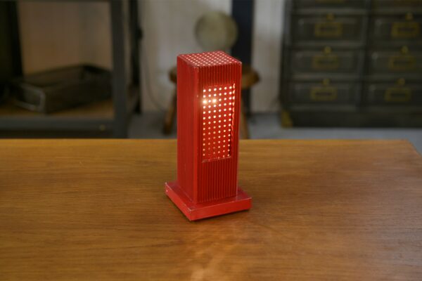 Lampe design exemplaire unique en aluminium laqué rouge 1970's