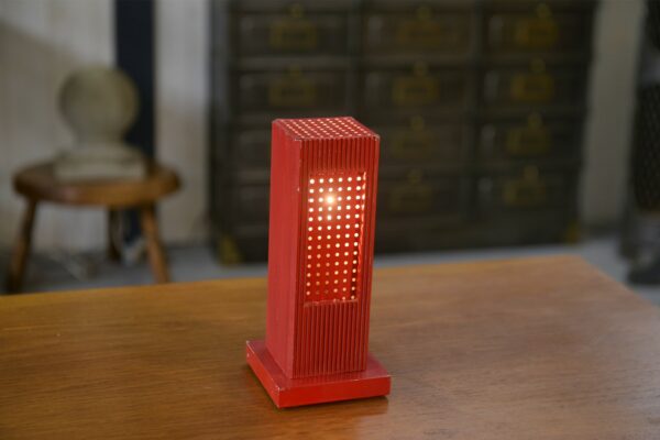 Lampe design exemplaire unique en aluminium laqué rouge 1970's