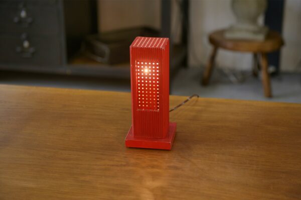 Lampe design exemplaire unique en aluminium laqué rouge 1970's