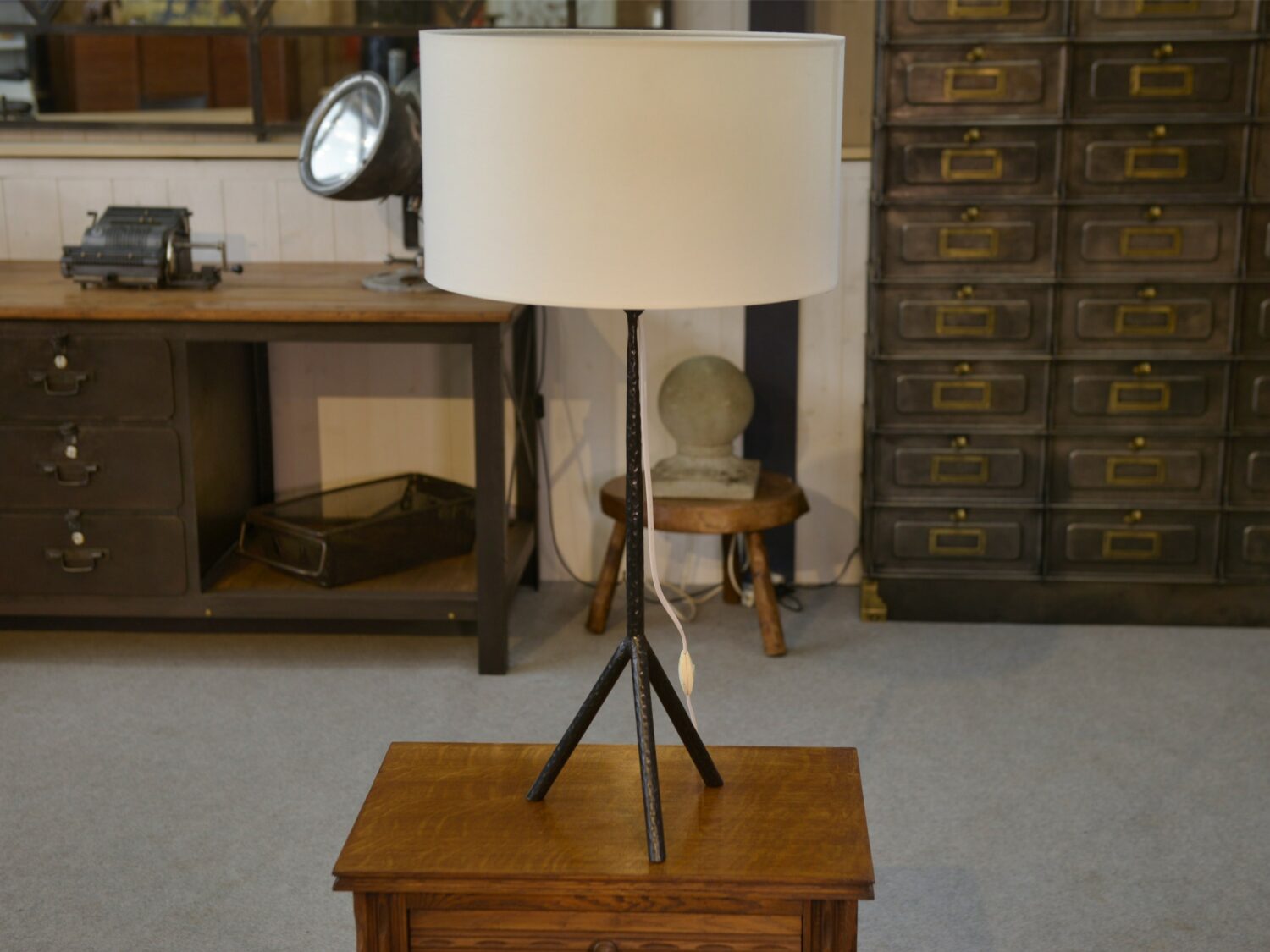 Grande lampe en fer forgé dans le goût des Ateliers Marolles 1950's