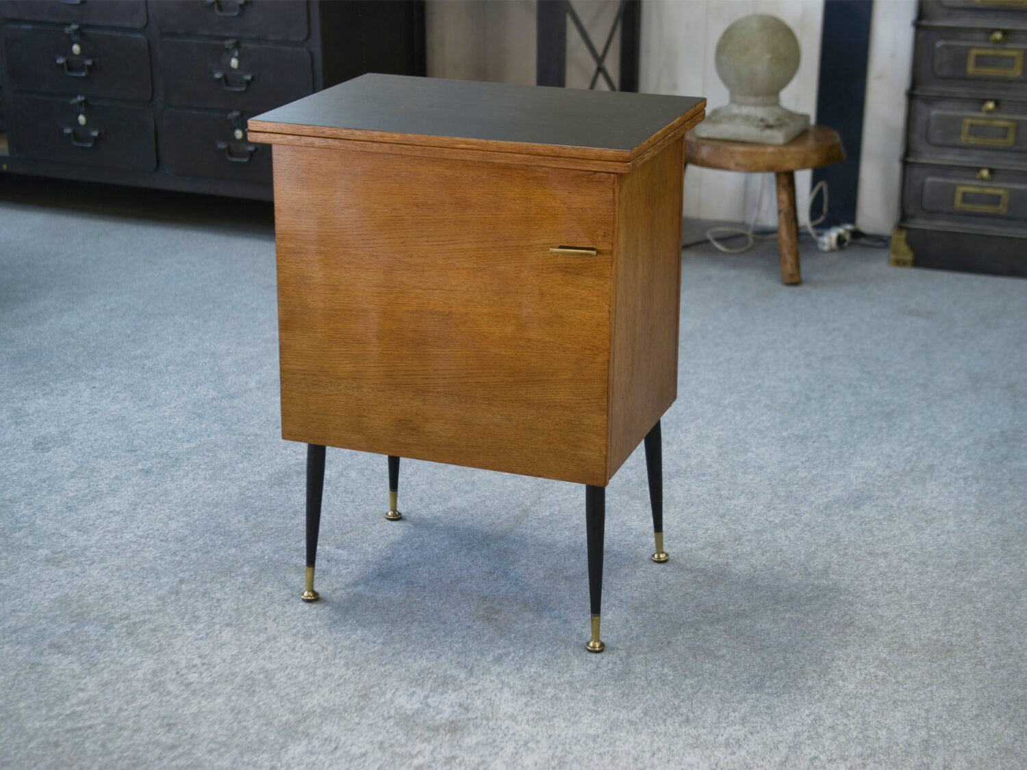 Meuble d'appoint dépliant en bureau, acier, laiton et chêne 1960's