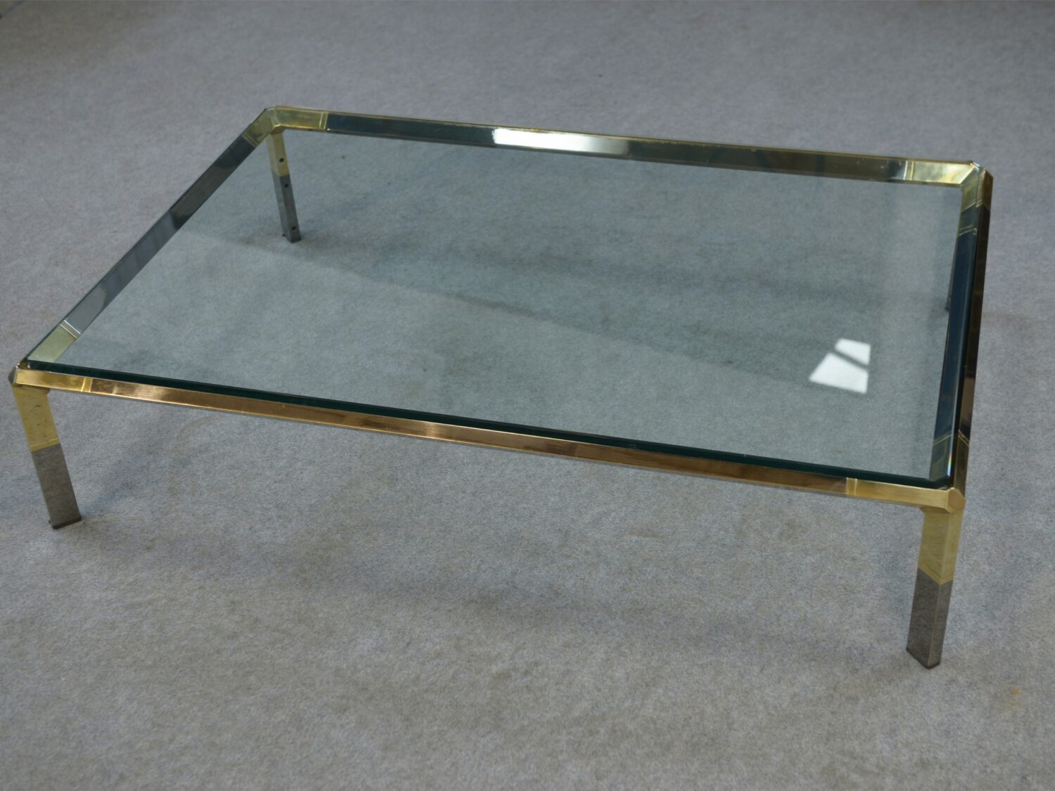 Table basse en verre et métal chromé par Philippe Parent France 1970's