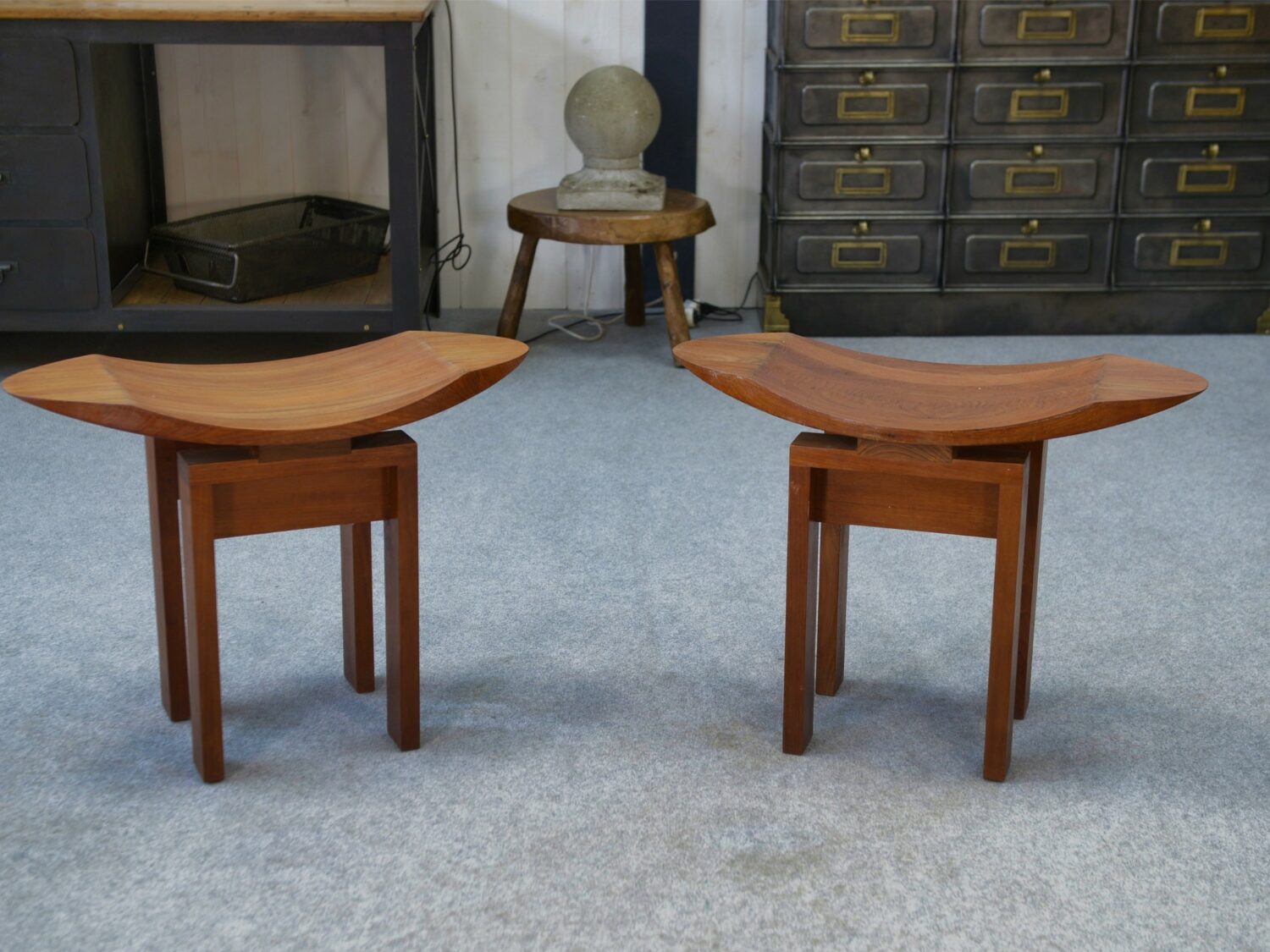 Paire de tabourets japonais en teck