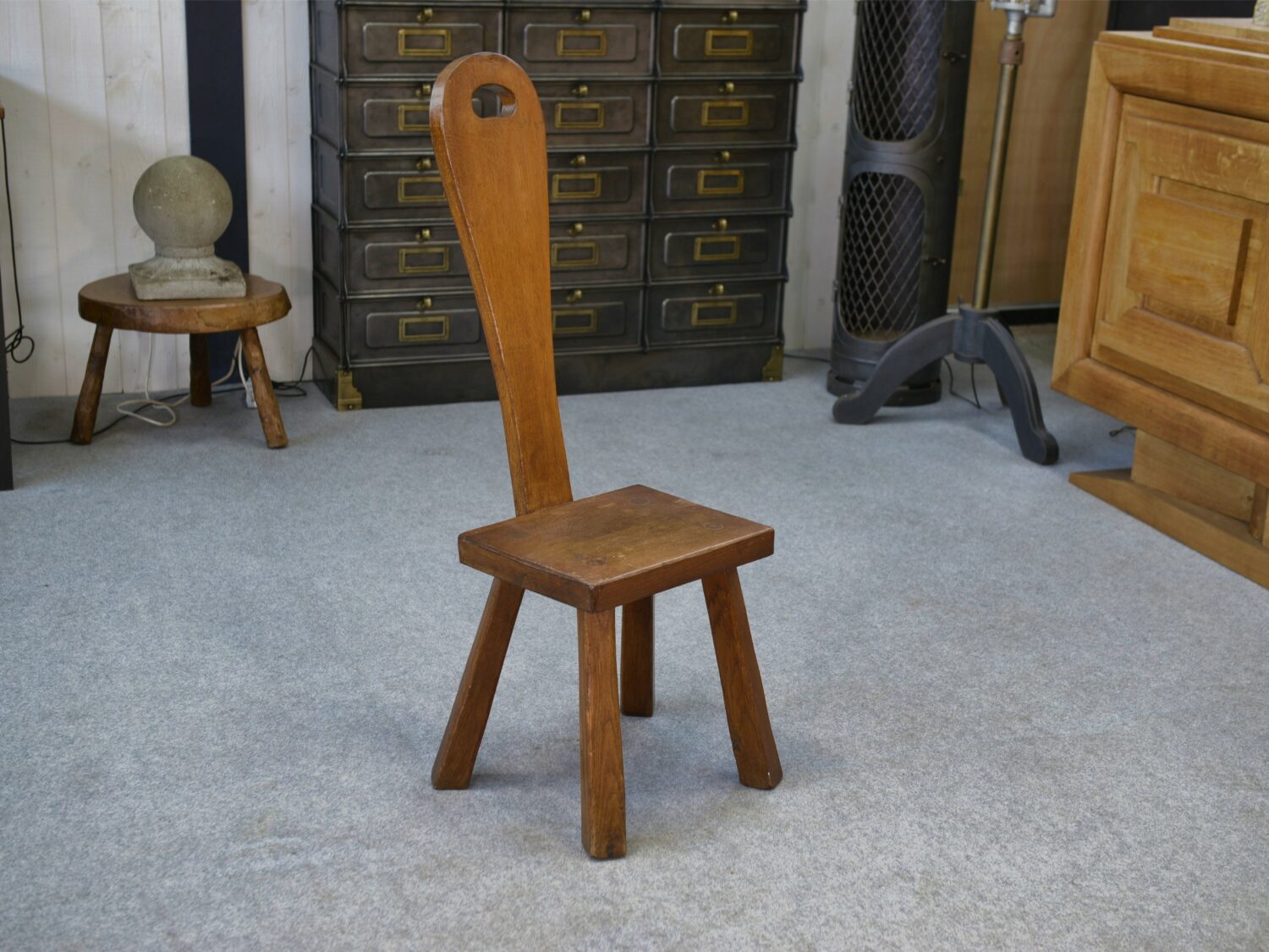 Chaise brutaliste en chêne massif 1950's