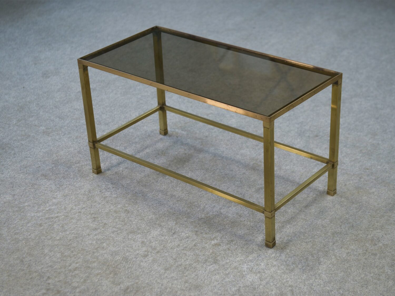 Table basse en laiton et verre fumé 1950's