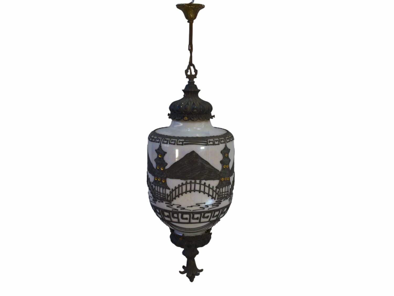 Suspension opaline nacrée décor asiatique et incrustation en laiton éditée par Accurate Casting Co.1975's