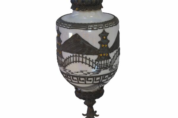 Suspension opaline nacrée décor asiatique et incrustation en laiton éditée par Accurate Casting Co.1975's