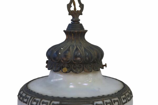 Suspension opaline nacrée décor asiatique et incrustation en laiton éditée par Accurate Casting Co.1975's