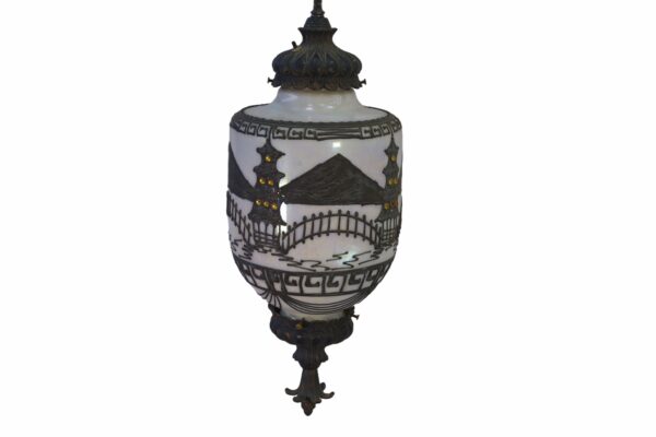 Suspension opaline nacrée décor asiatique et incrustation en laiton éditée par Accurate Casting Co.1975's