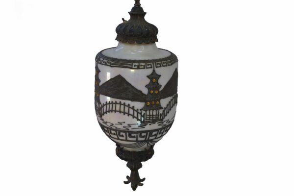 Suspension opaline nacrée décor asiatique et incrustation en laiton éditée par Accurate Casting Co.1975's