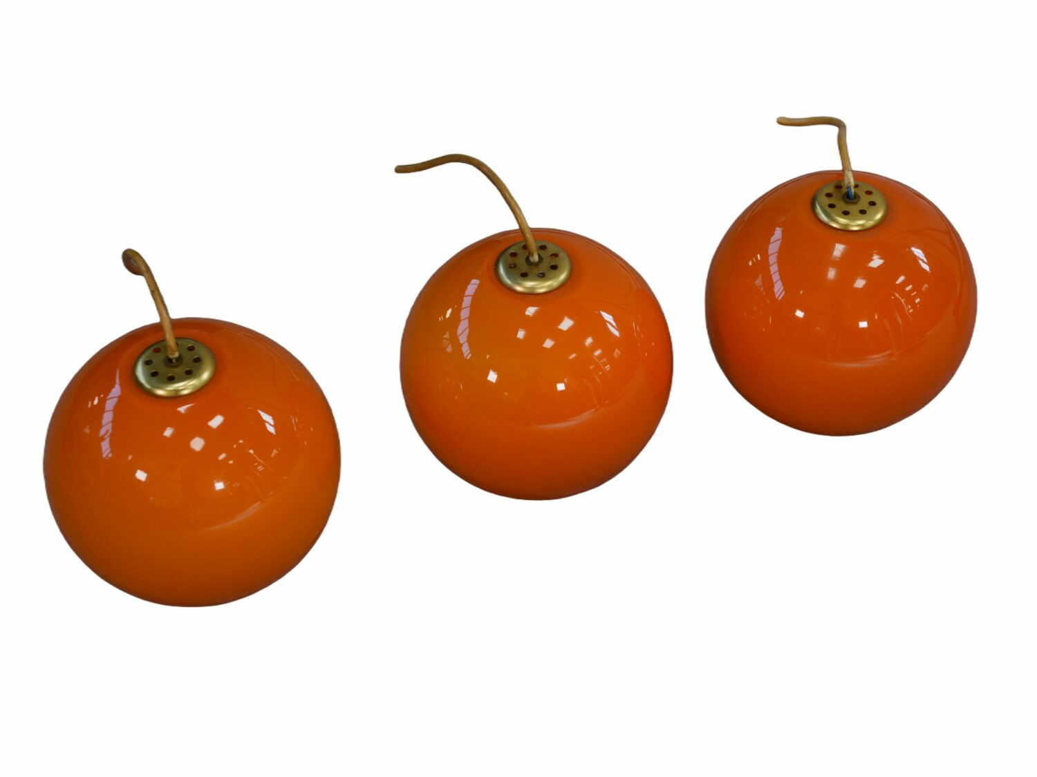 Lot de 9 suspensions boules design en opaline orange 1970's