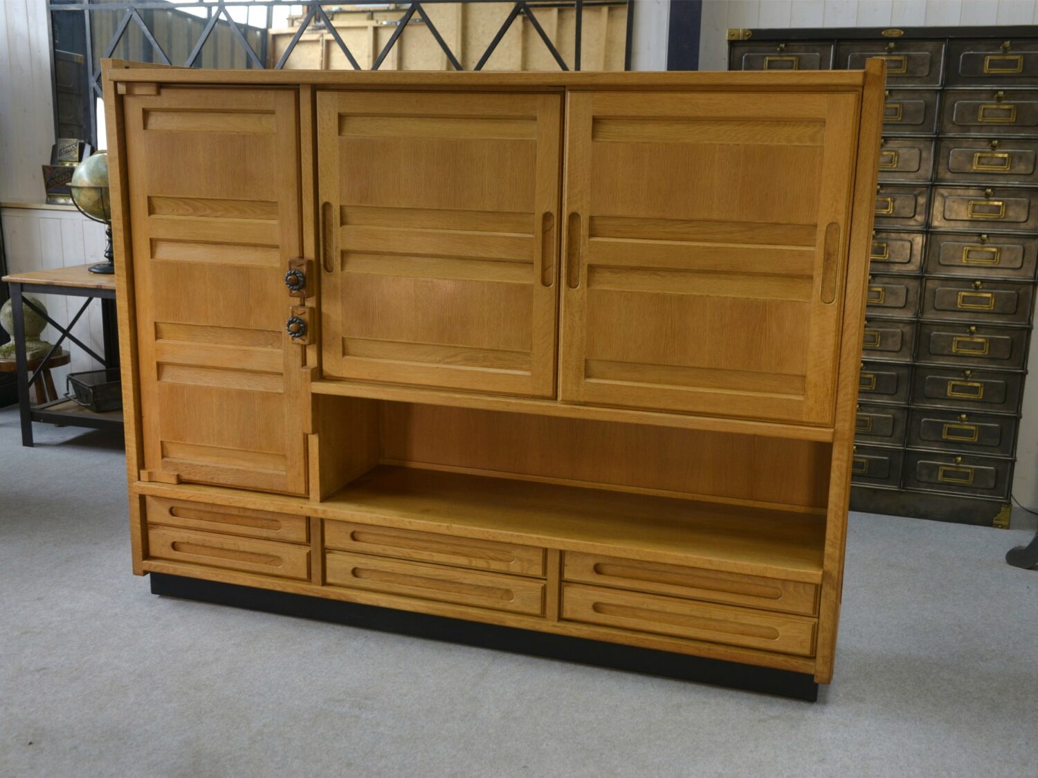Armoire en chêne massif par Guillerme et Chambron et céramique par Danikowski 1950's
