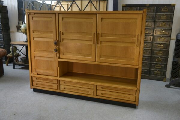 Armoire en chêne massif par Guillerme et Chambron et céramique par Danikowski 1950's