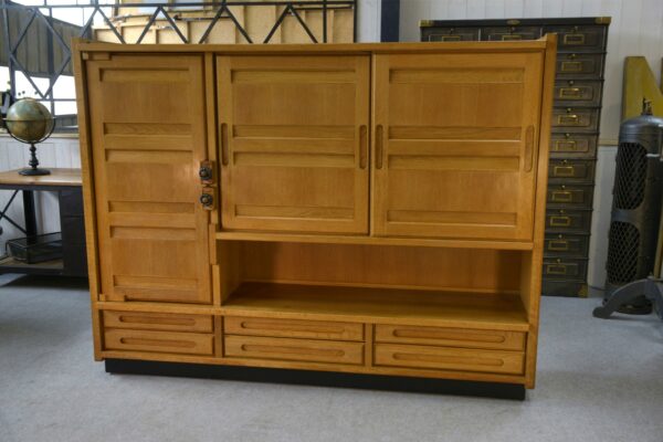 Armoire en chêne massif par Guillerme et Chambron et céramique par Danikowski 1950's