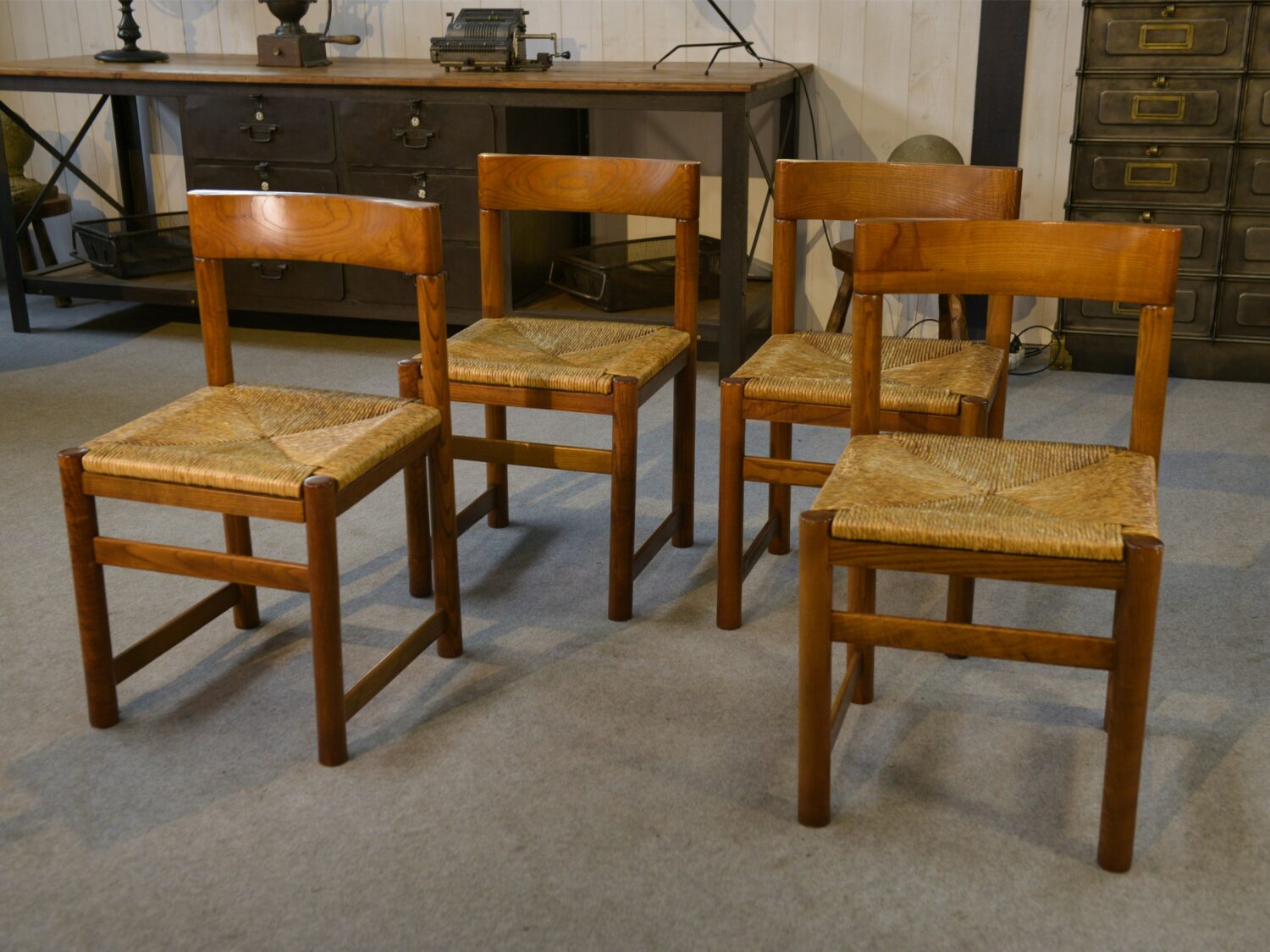 Ensemble de 4 chaises en orme massif et assise en jonc dans le goût Maison Regain 1960's