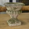 Paire de vases Médicis en pierre reconstituée XXème