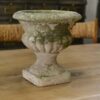 Paire de vases Médicis en pierre reconstituée XXème