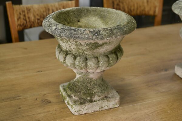 Paire de vases Médicis en pierre reconstituée XXème