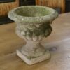 Paire de vases Médicis en pierre reconstituée XXème