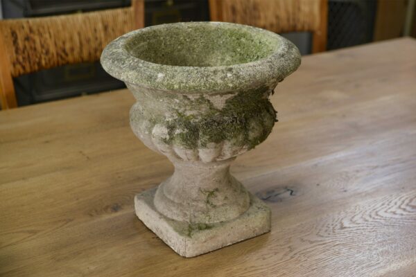 Paire de vases Médicis en pierre reconstituée XXème