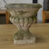 Paire de vases Médicis en pierre reconstituée XXème