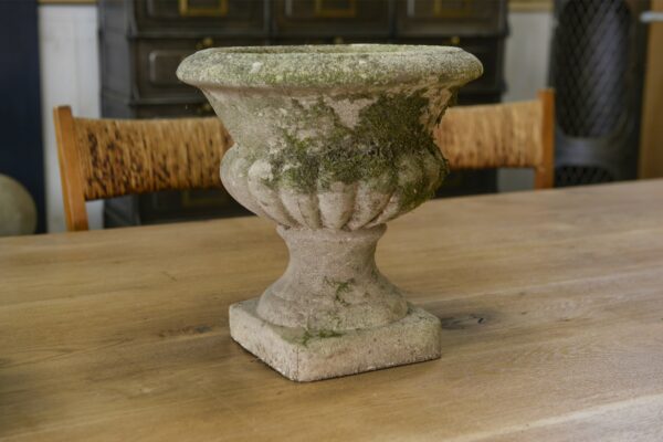 Paire de vases Médicis en pierre reconstituée XXème