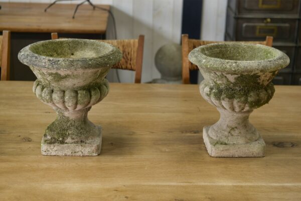 Paire de vases Médicis en pierre reconstituée XXème