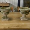 Paire de vases Médicis en pierre reconstituée XXème