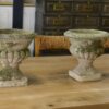 Paire de vases Médicis en pierre reconstituée XXème