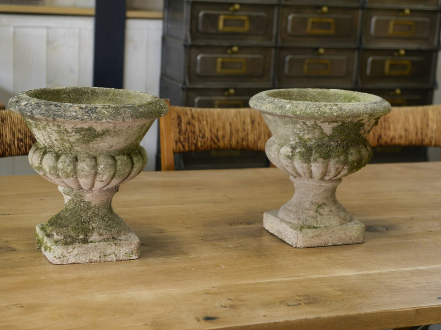 Paire de vases Médicis en pierre reconstituée XXème