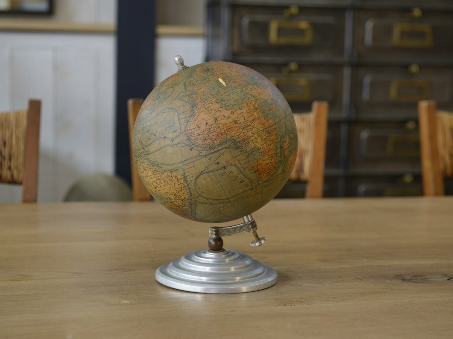 Globe terrestre Art déco Edition Girard et Barrère dressé par J.OREST PARIS 1930's