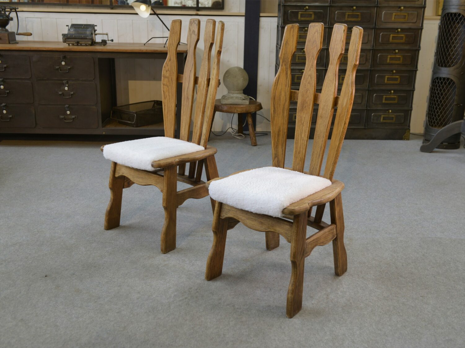 Paire de chaises en chêne massif dans le goût de Guillerme et Chambron 1960's
