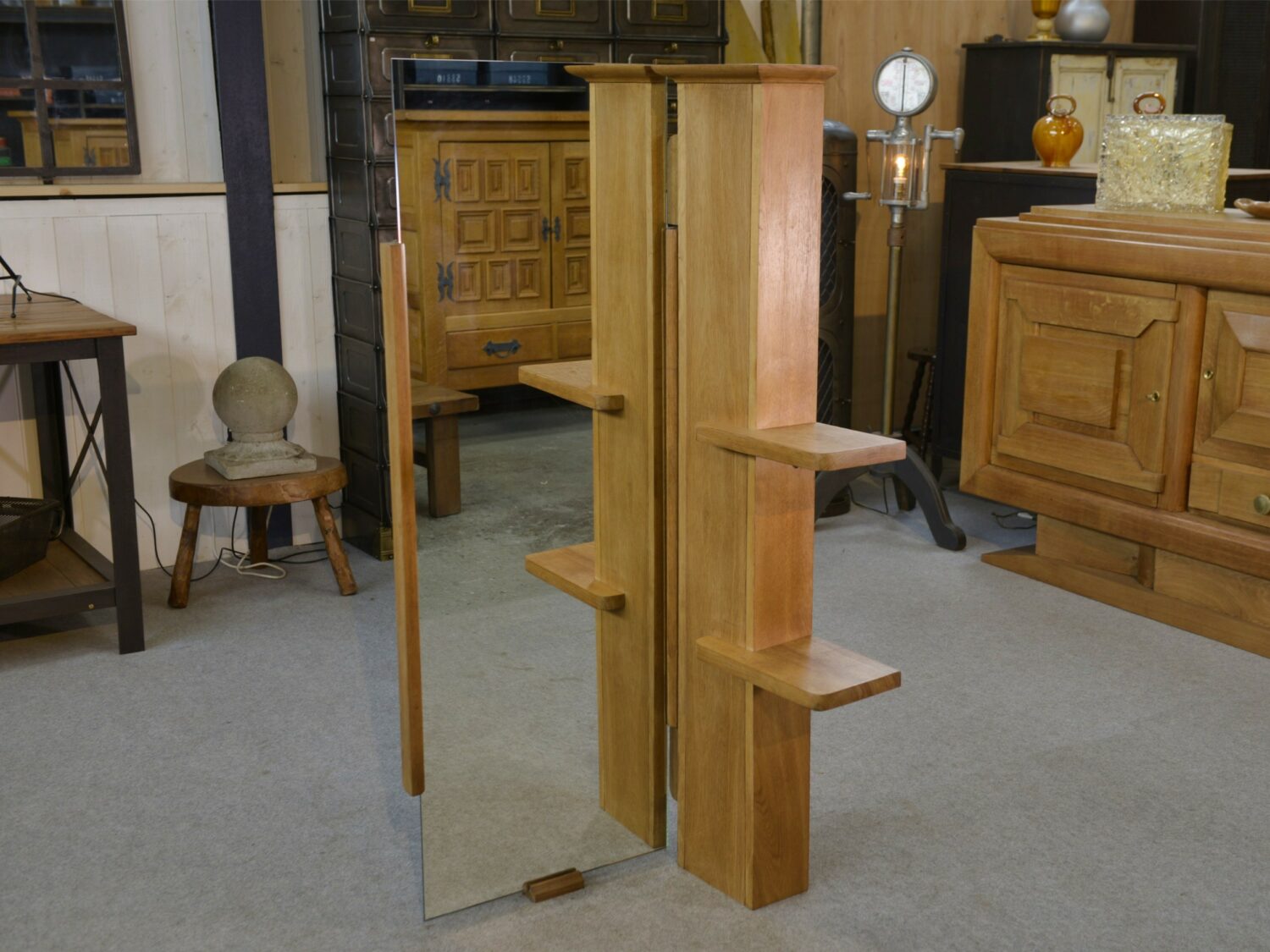 Etagère murale avec miroir orientable par Guillerme et Chambron pour Votre Maison 1960's
