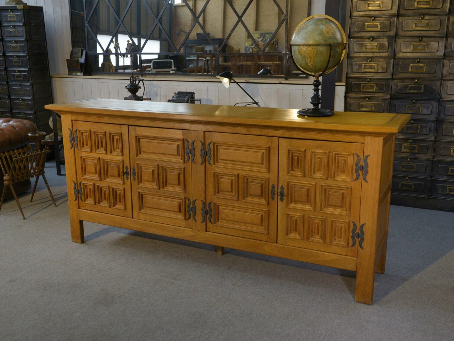 Grand buffet 4 portes en chêne massif et fer forgé style rustique 1960's