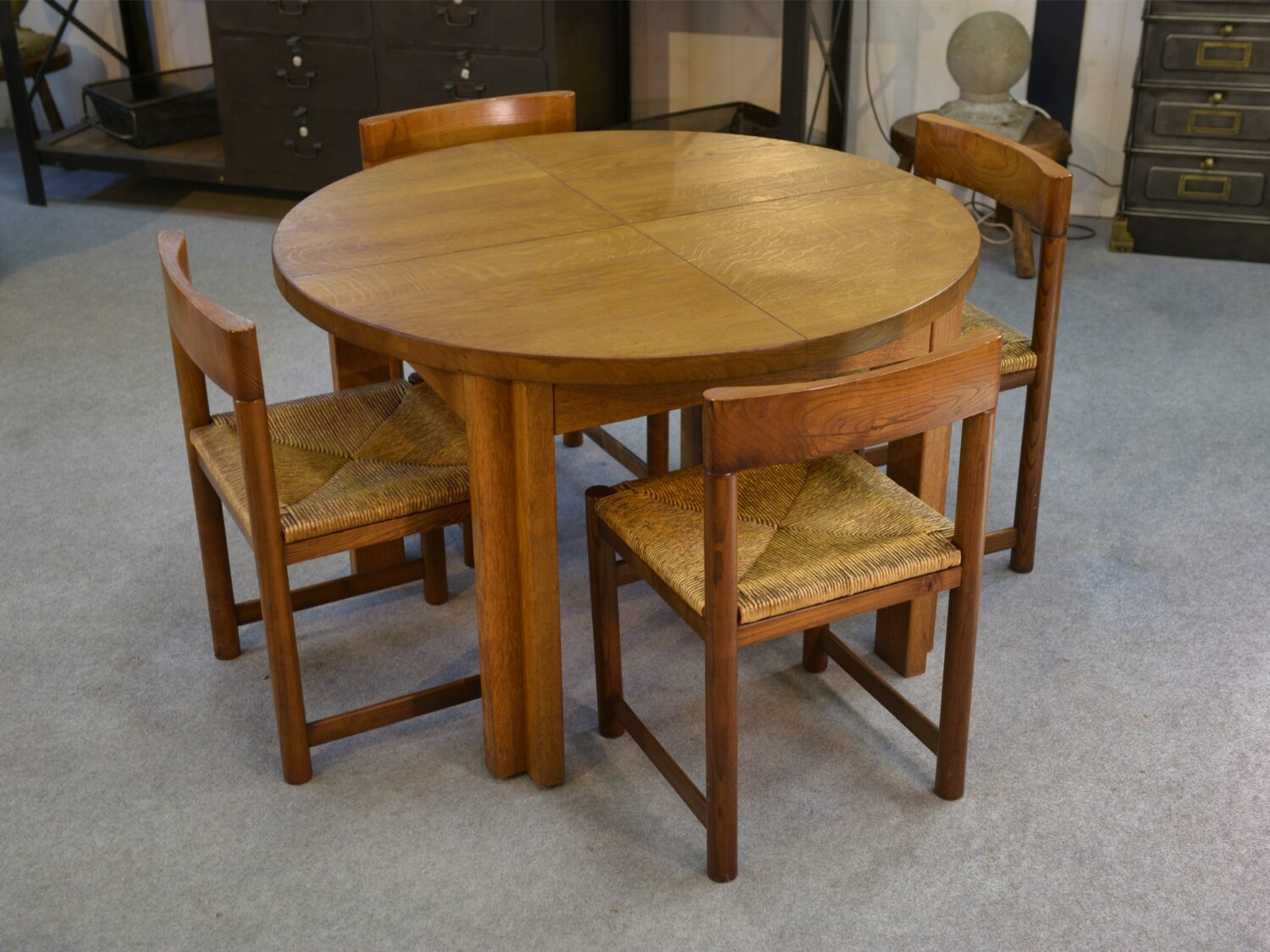 Table ronde en chêne massif par Maison Regain 1970's