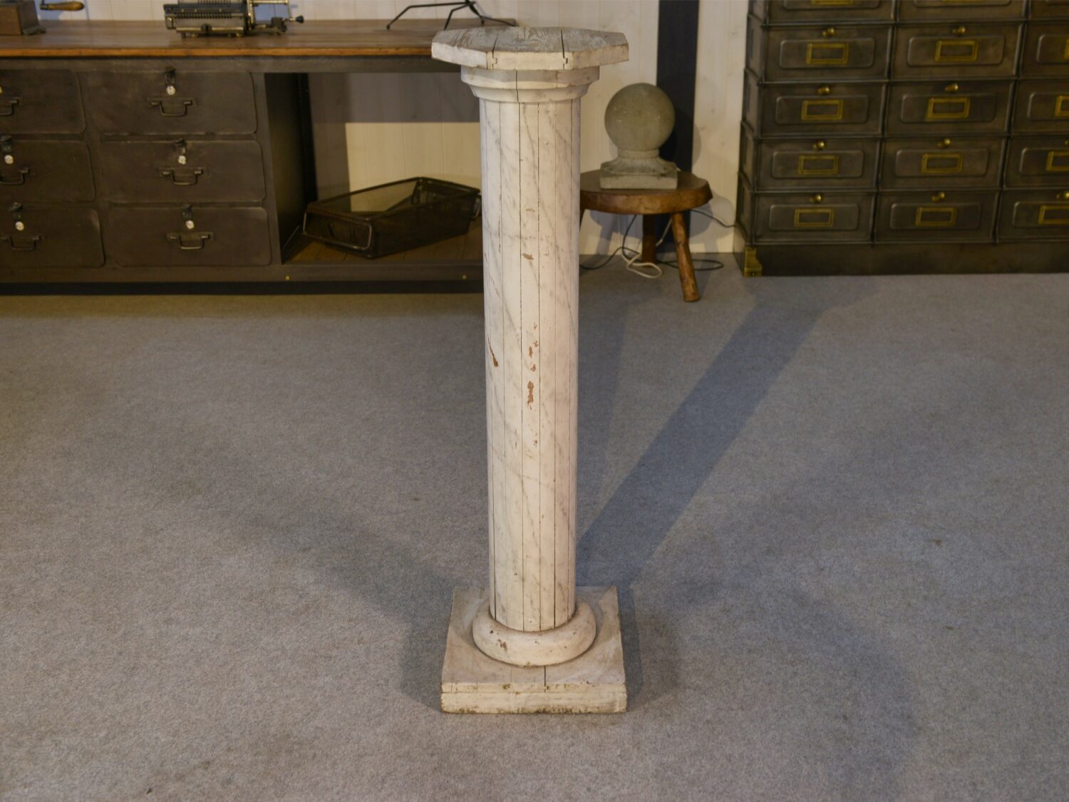 Colonne néo-classique en bois peinture imitation marbre début XXème