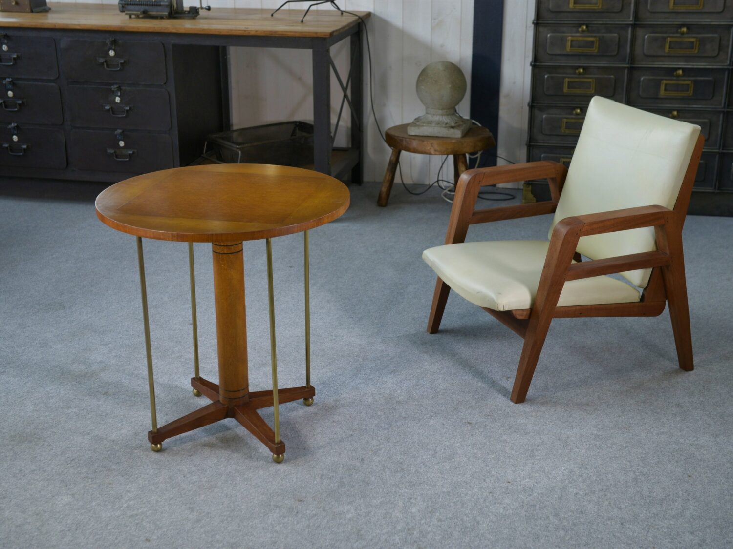 Table d'appoint circulaire en laiton, orme et loupe d'orme 1940's